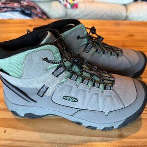 NEW. KEEN Targhee 4 Mid Height Waterproof Hiking Boots Sz Youth 7 (Wmns size 8.5
